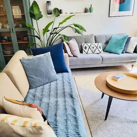 Large 2 Bedrooms House With Parking-bon75 Apartment