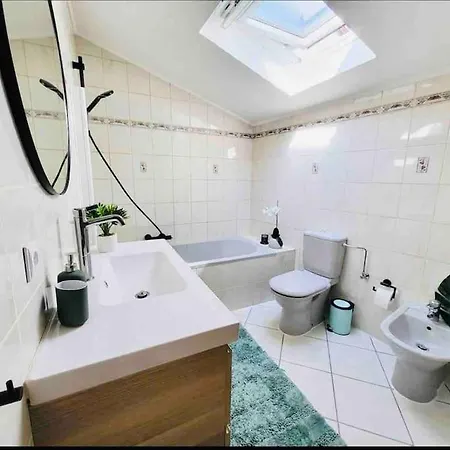 Large 2 Bedrooms House With Parking-bon75 דירה *