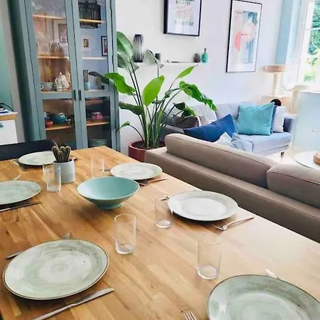 Large 2 Bedrooms House With Parking-bon75 דירה *