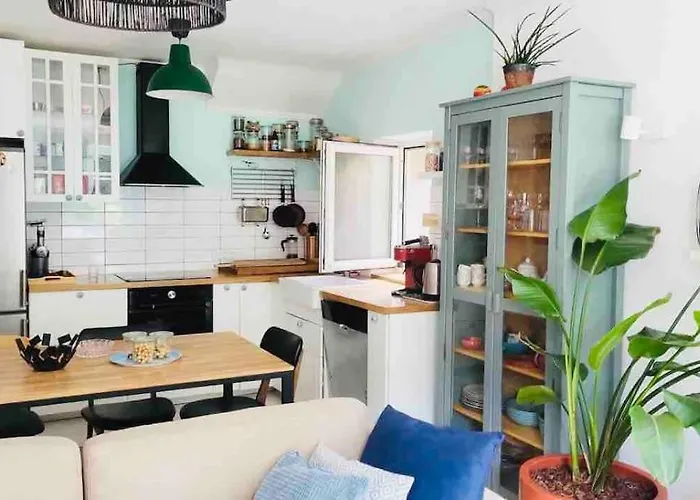 Large 2 Bedrooms House With Parking-bon75 *